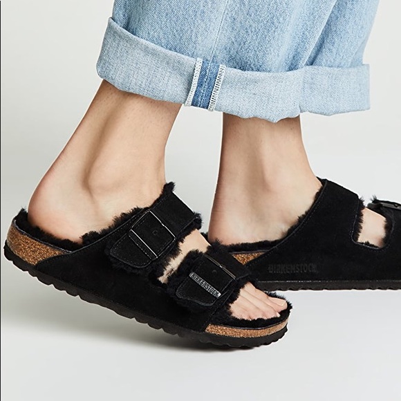 birkenstock arizona flat sandals in mink with fur lining